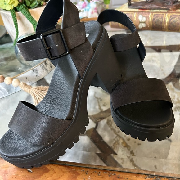 Mia brand new fashion sandals. Size-7. - Picture 2 of 3